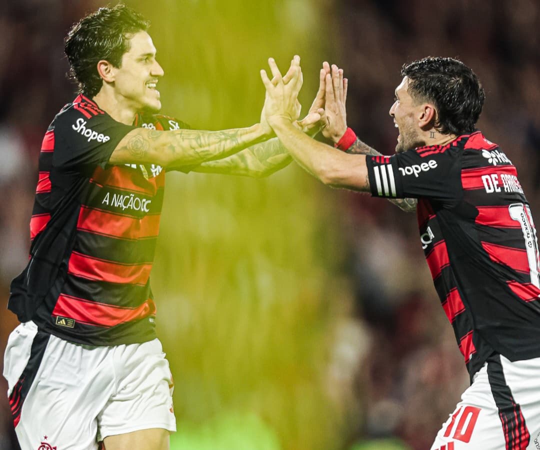Pedro e Arrascaeta comemoram gol do Flamengo contra Vitória no Maracanã