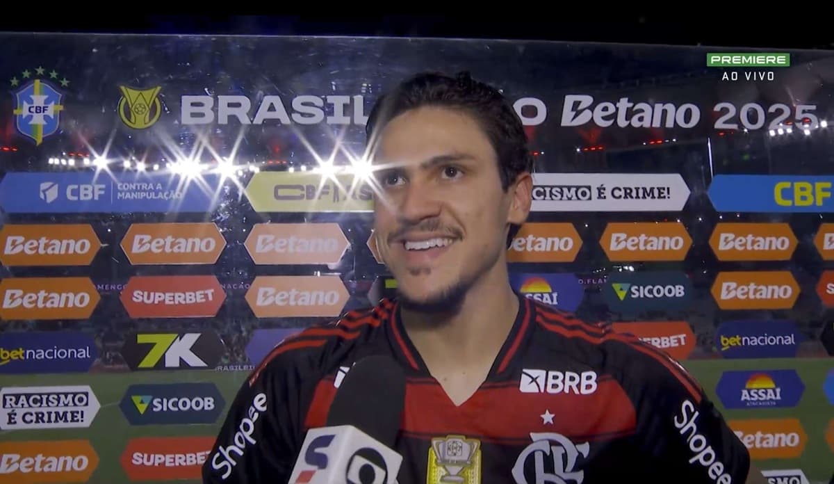 Pedro concede entrevista na saída de campo após fazer três gols contra o Vitória