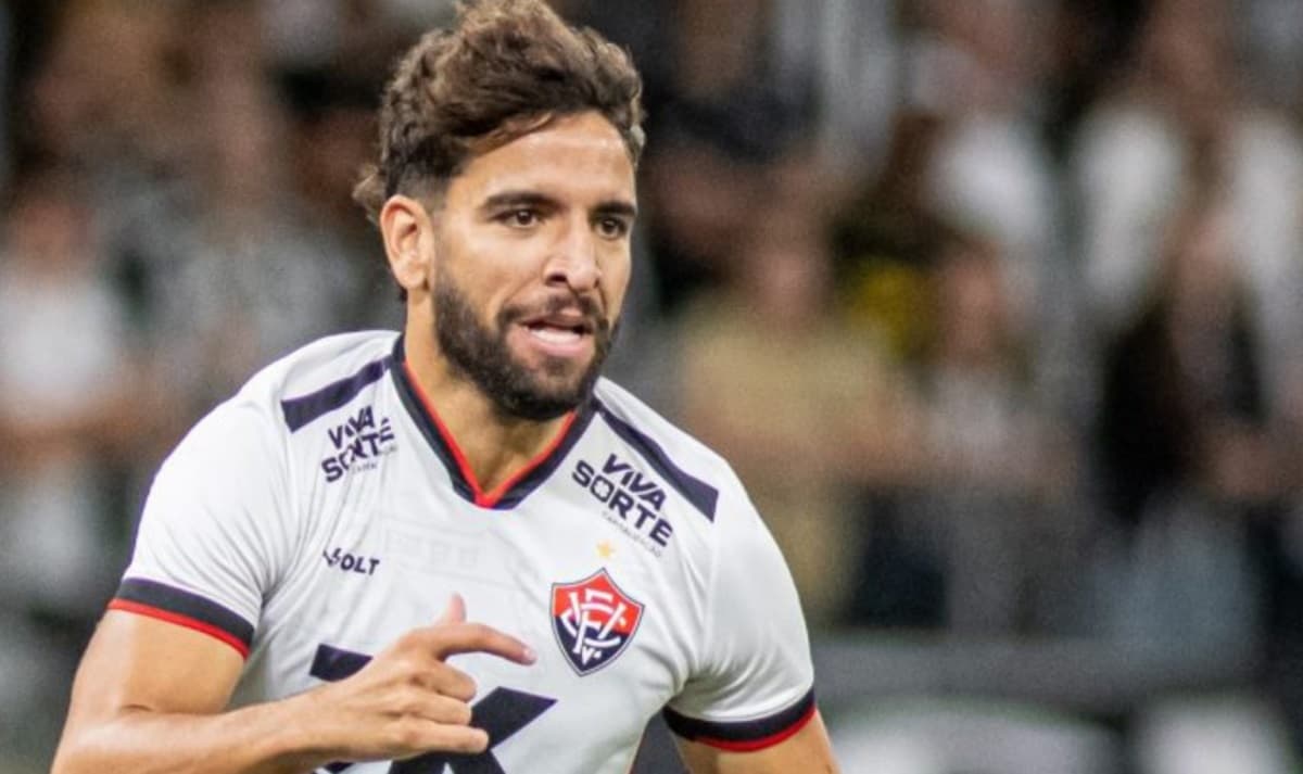 pepê ex-flamengo em jogo do vitória