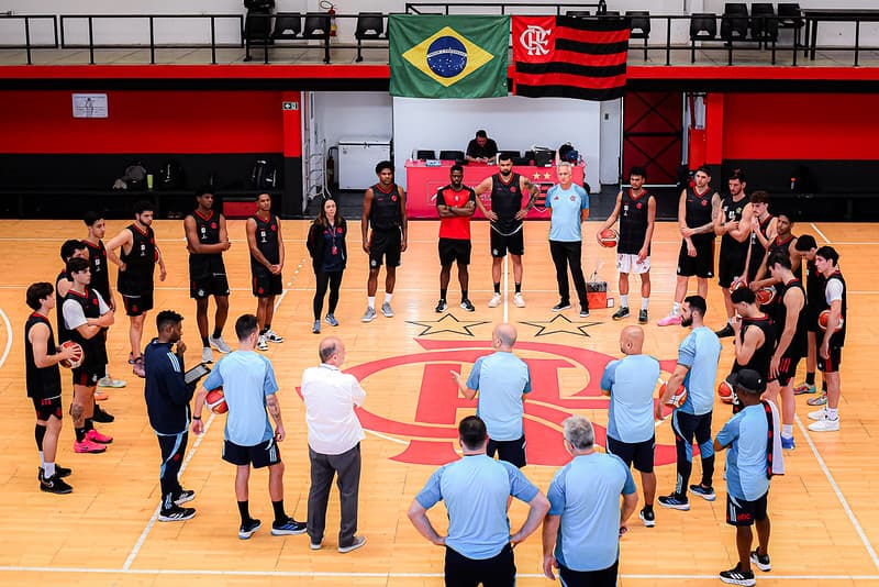 Com Sérgio Hernández ao centro da roda, comissão técnica e jogadores do Flamengo conversam no primeiro dia de pré-temporada no ginásio Hélio Maurício, na Gávea