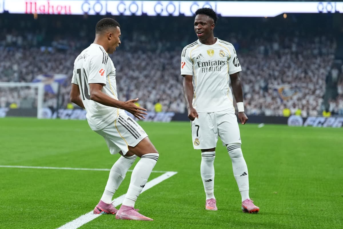 Mbappé comemora gol que decidiu o jogo entre Real Madrid e Osasuna, enquanto Vini Jr observa