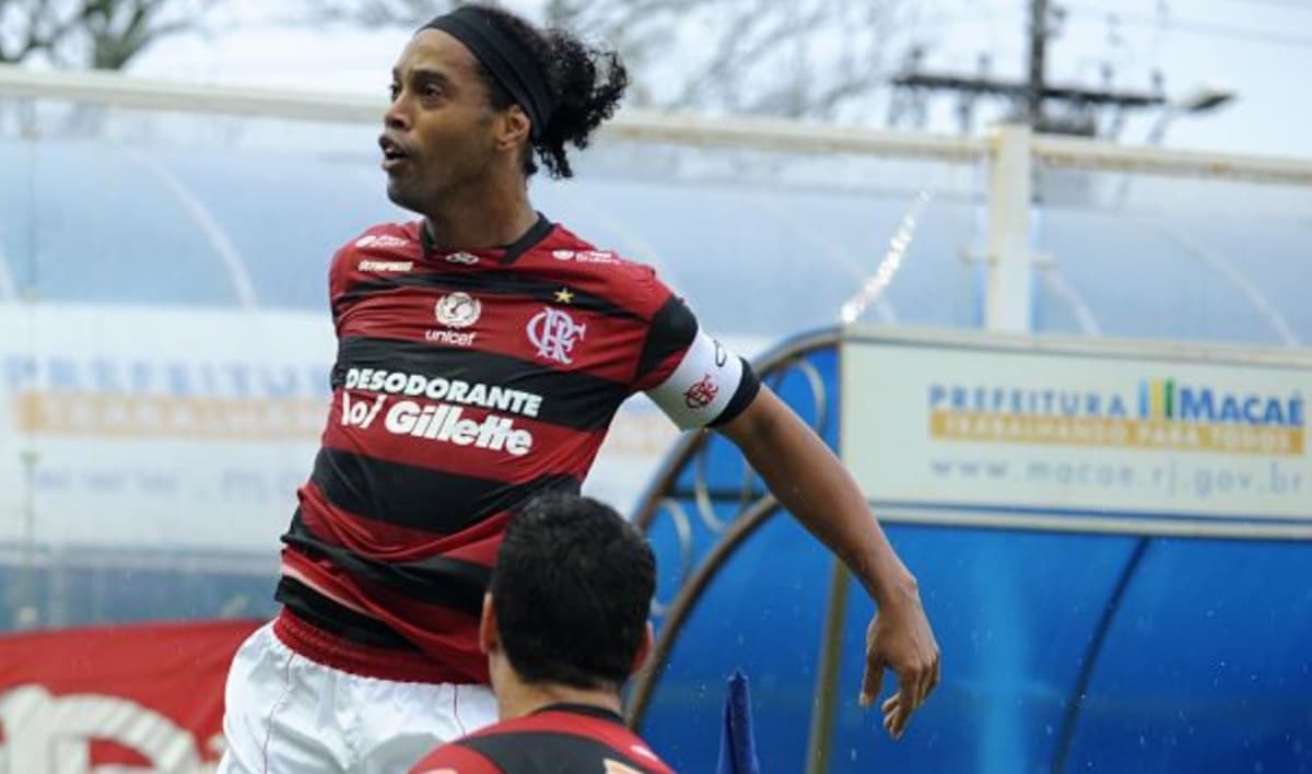 ronaldinho gaúcho vibra com gol pelo flamengo contra internacional