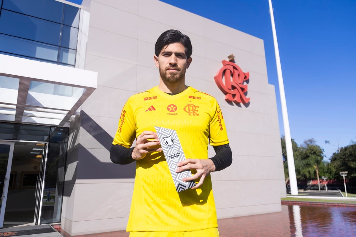 Rossi celebra prêmio de melhor goleiro do Brasileirão em julho