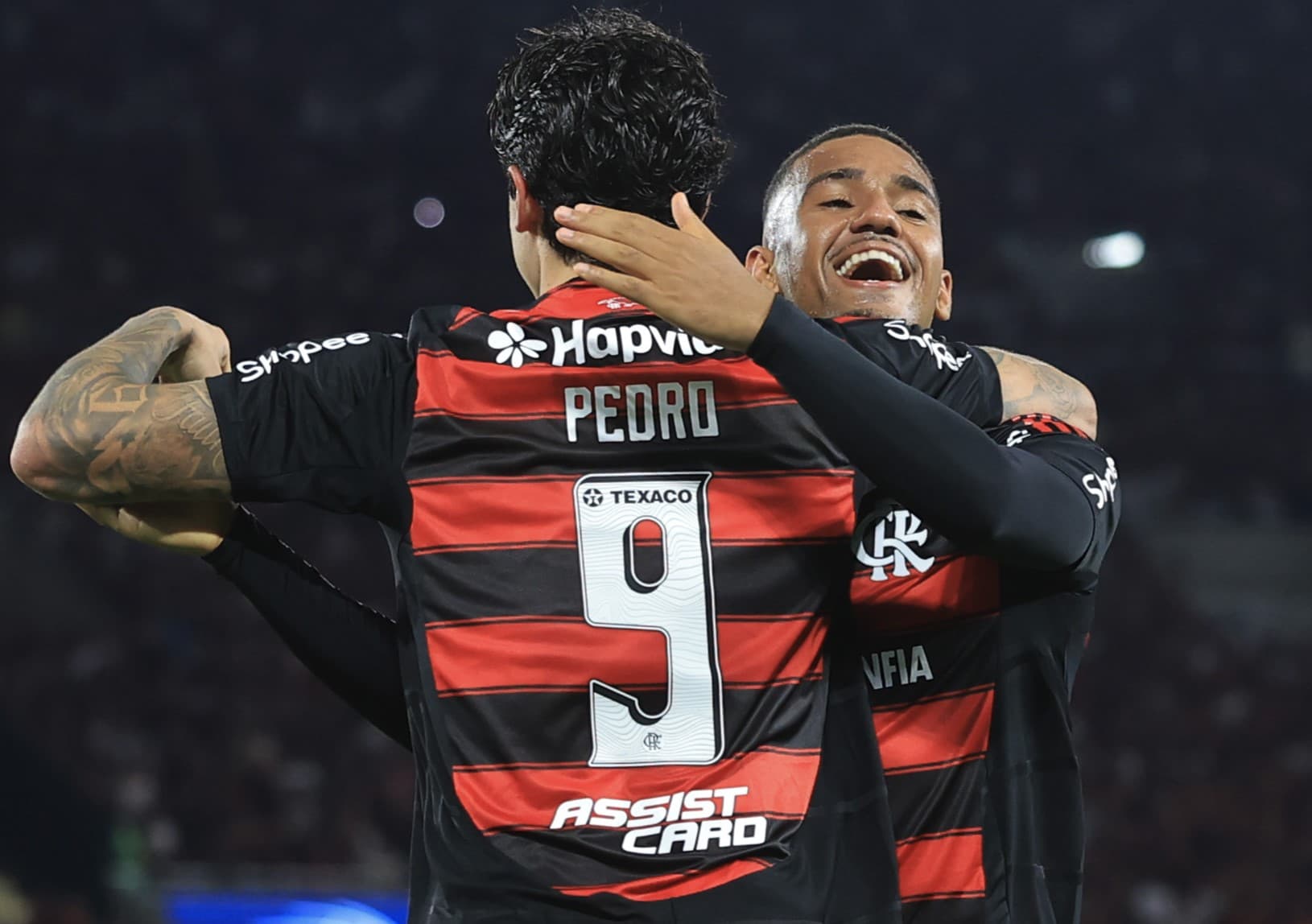 Samu Lino e Pedro abraçados comemorando gol do Flamengo