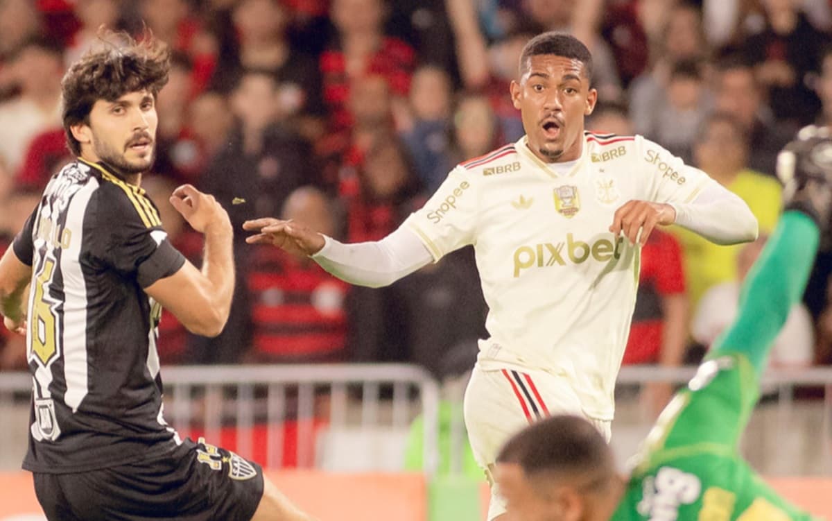 samuel lino em jogo do flamengo contra o atlético mg