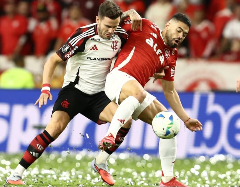 Saúl Ñiguez em dividida por trás com Bruno Tabata durante vitória do Flamengo sobre o Internacional, no Beira-Rio, pela Copa Libertadores 2025