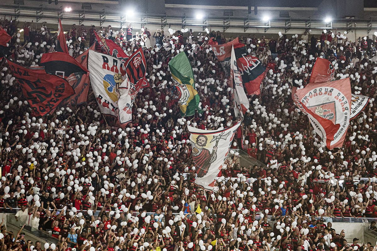 Torcida do Flamengo durante o duelo contra o Vitória. Na imagem, há bandeirões rubro-negros e balões brancos