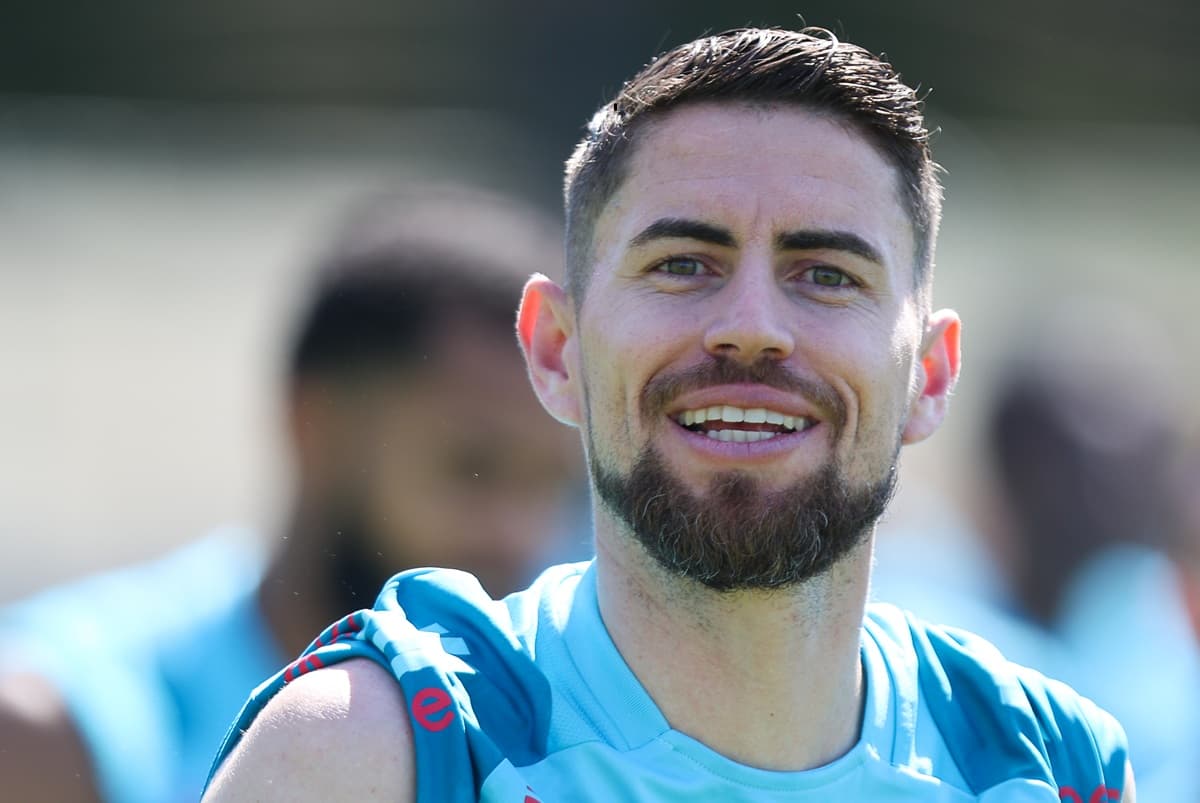 Jorginho sorri para câmera do fotógrafo durante treinamento do Flamengo no Ninho do Urubu