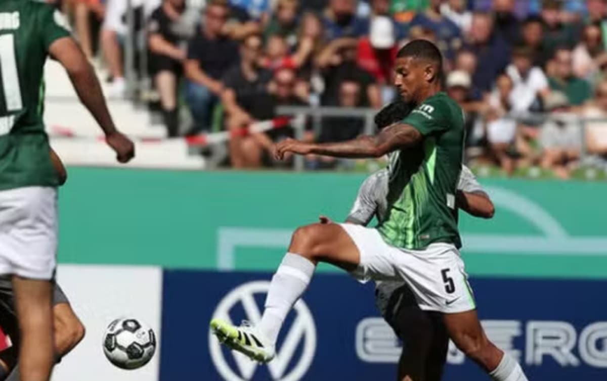 Vinícius Souza ex-Flamengo em jogo do Wolfsburg na Bundesliga