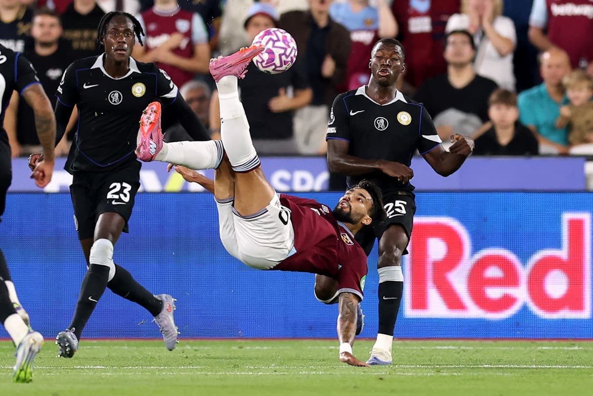 Lucas Paquetá tenta bicicleta em derrota do West Ham para o Chelsea, em casa. Zaga do Chelsea tenta bloquear