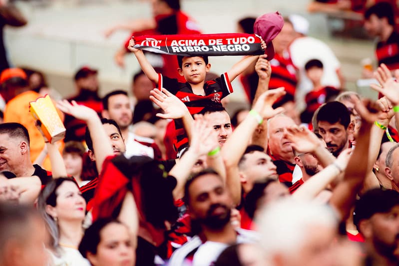Foto icônica da torcida do Flamengo contra o Grêmio, em jogo de recorde de público na temporada; imagem mostra criança com faixa incrível: 'Acima de tudo rubro-negro'