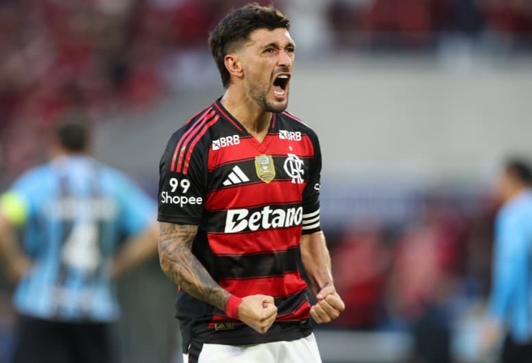 Arrascaeta comemora gol pelo Flamengo contra Grêmio