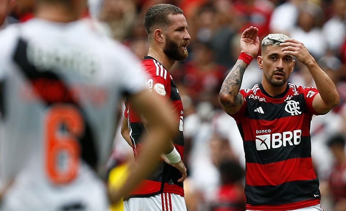 arrascaeta e léo pereira em jogo do flamengo contra o vasco