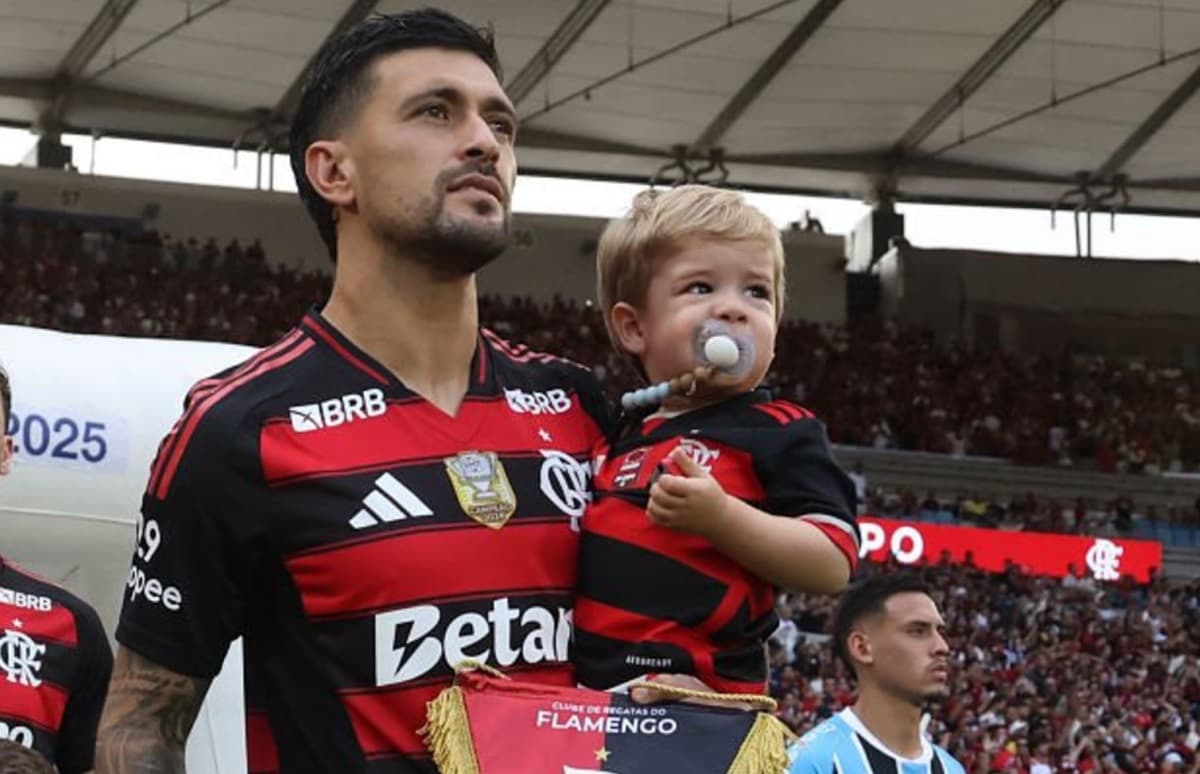 arrascaeta em jogo do flamengo contra o grêmio no maracanã