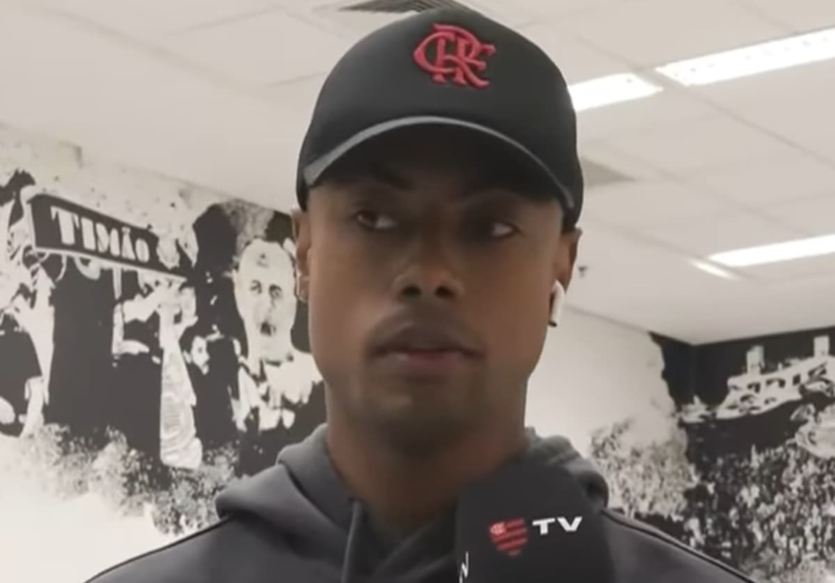 Bruno Henrique olha para o lado enquanto concede entrevista à FlamengoTV