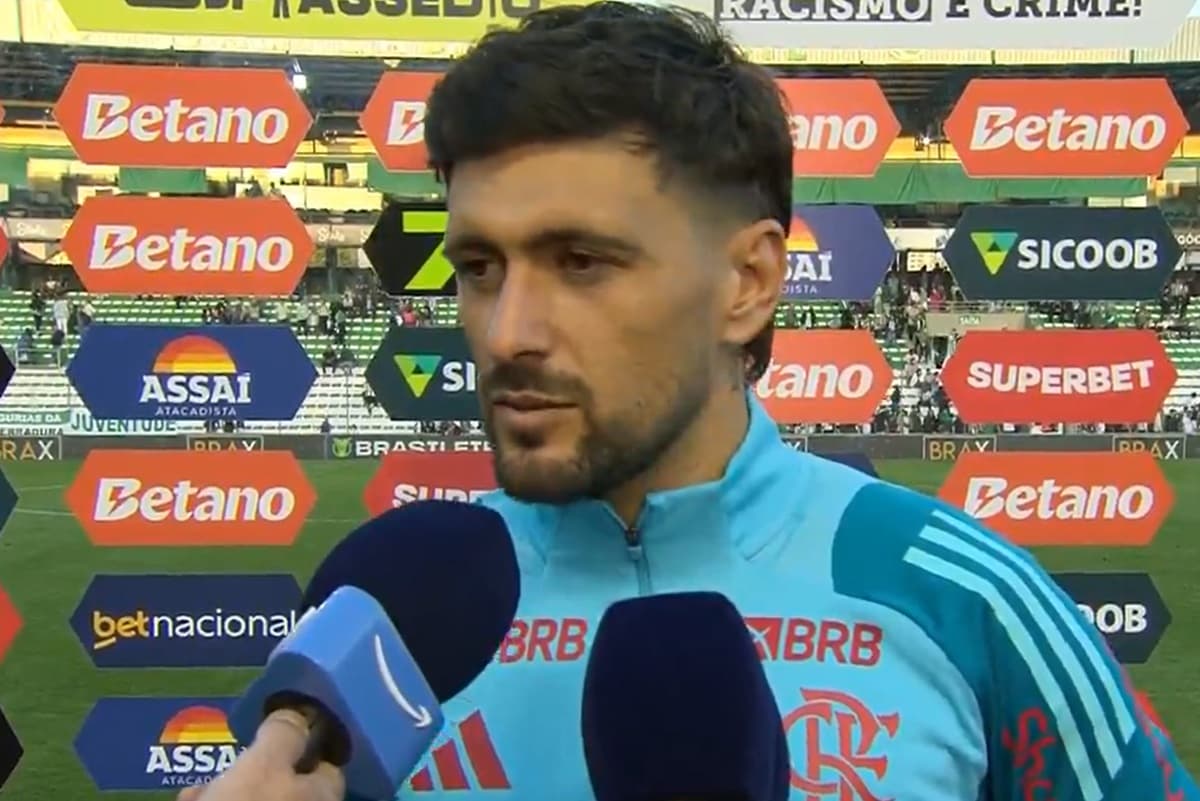 Arrascaeta dá entrevista na saída de campo após Juventude x Flamengo