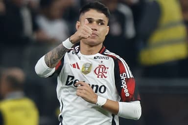 Luiz Araújo faz sinal positivo com a mão direita após marcar o gol da vitória do Flamengo sobre o Corinthians