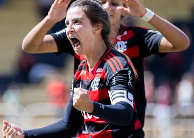 Djeni vibra após gol pelo Flamengo Feminino