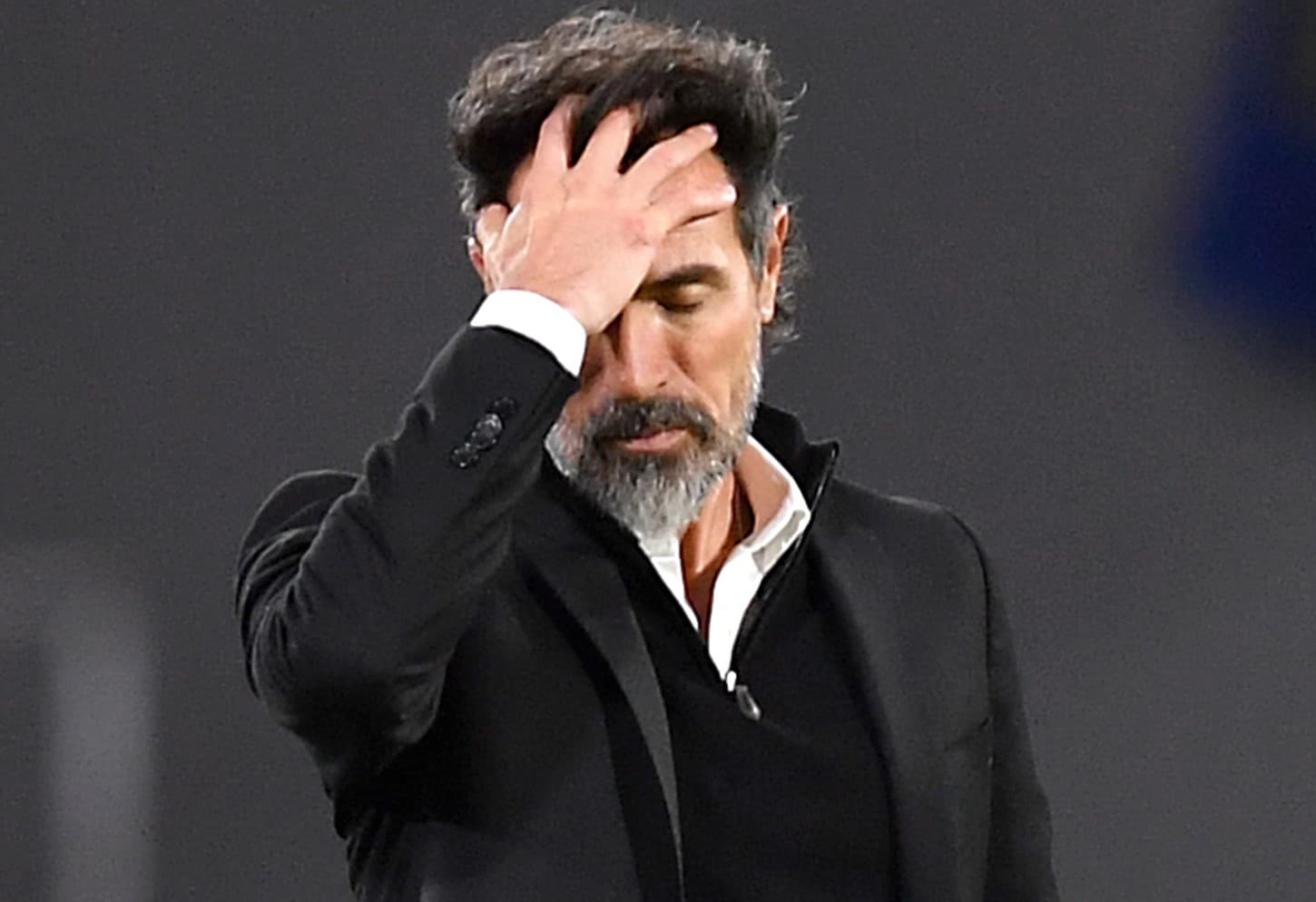 Eduardo Domínguez, técnico do Estudiantes, leva a mão a cabeça após erro do time