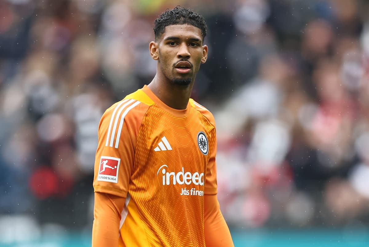 Kauã Santos caminha no gramado com uniforme laranja do Frankfurt durante jogo contra o Union Berlim