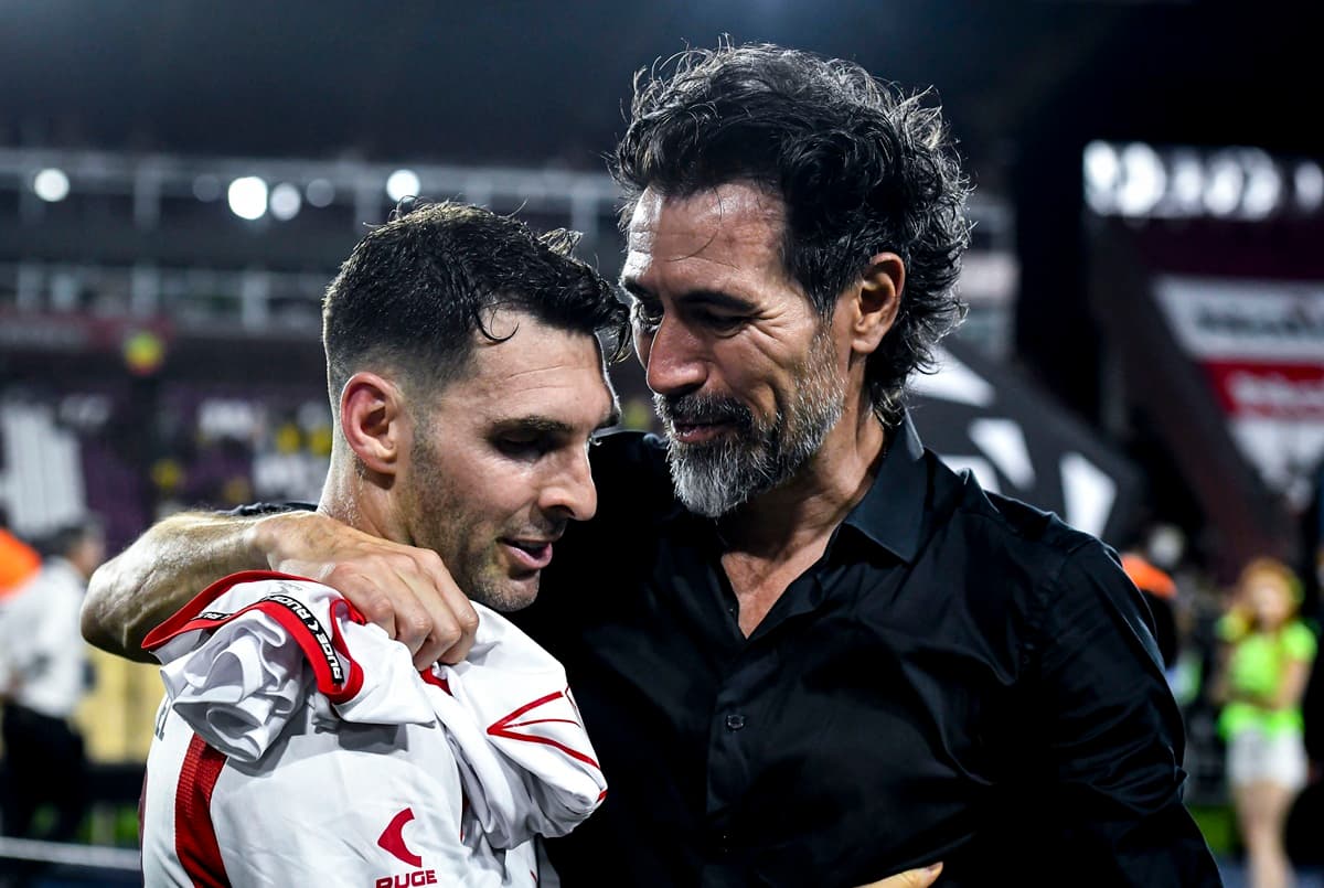 Eduardo Domínguez conversa com Mauro Boselli após o título da Copa Argentina de 2023