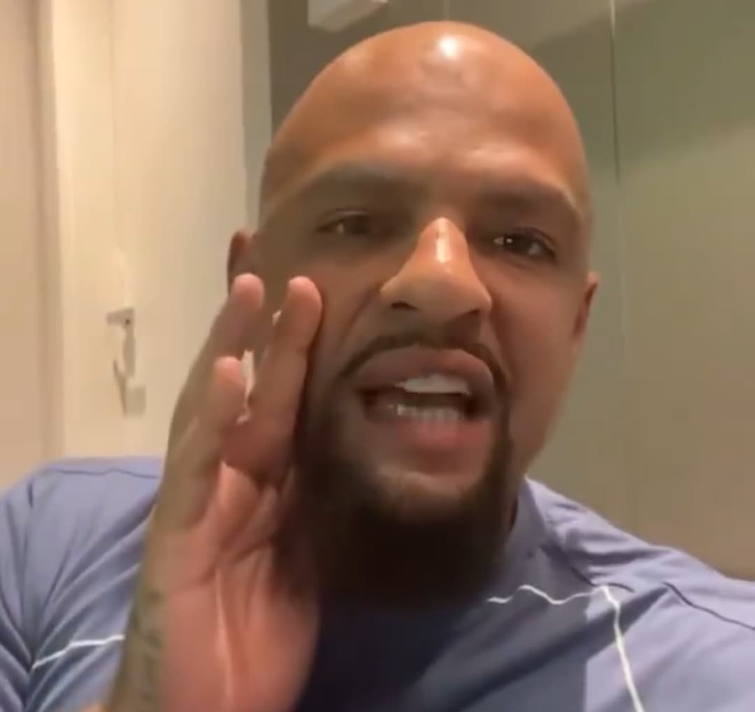 Felipe Melo leva mão ao rosto ao falar sobre Flamengo x Fluminense na base