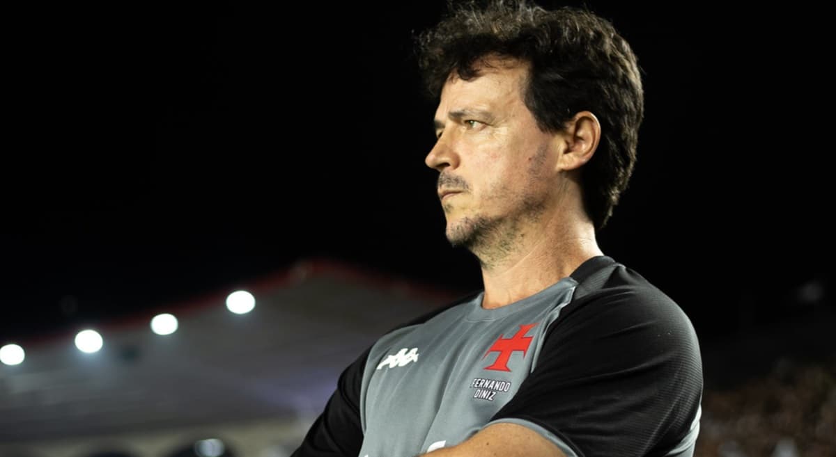 fernando diniz do vasco em jogo em são januário antes de enfrentar flamengo