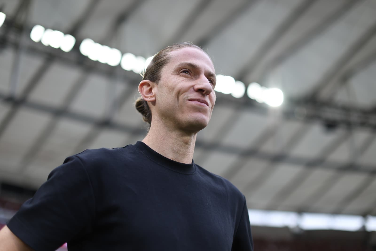 Filipe Luís sorri na beira do campo antes de jogo do Flamengo contra o Grêmio no Brasileirão