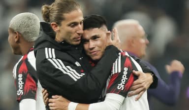 filipe luís abraça luiz araújo após vitória do flamengo sobre o corinthians