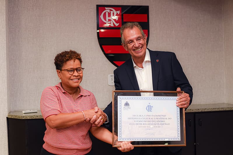 Bap e Veronica Lima com o certificado de Patrimônio Histórico, Cultural e Imaterial do RJ