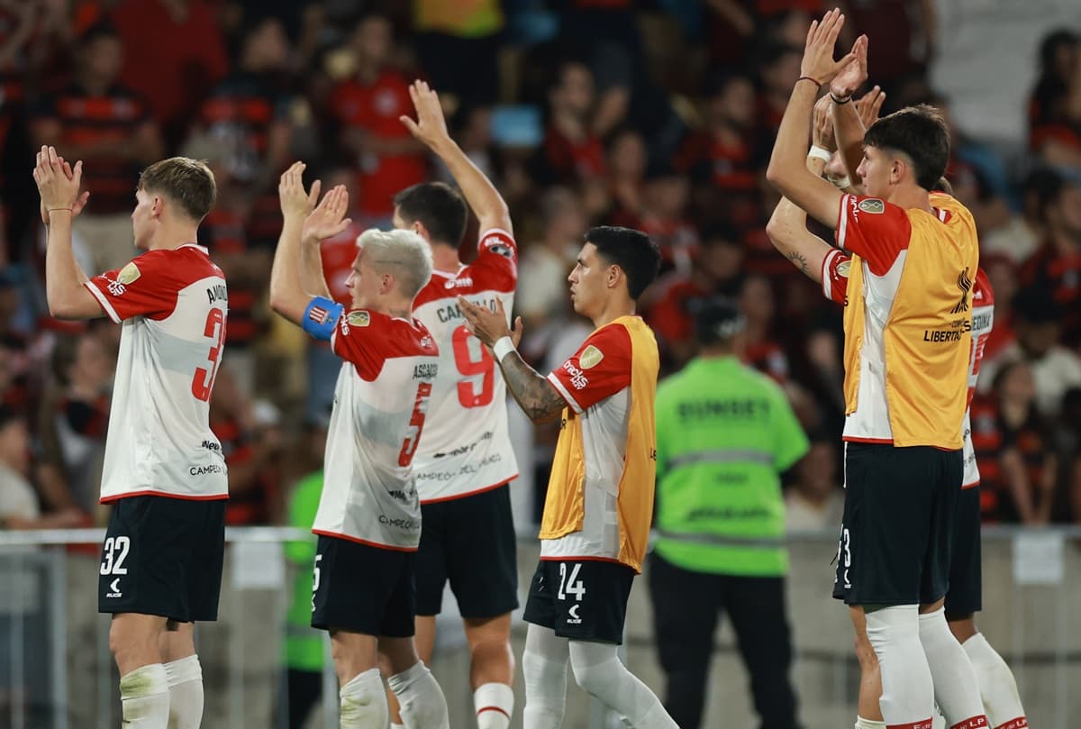 Equipe do Estudiantes aplaude torcida argentina após derrota para o Flamengo no Maracanã