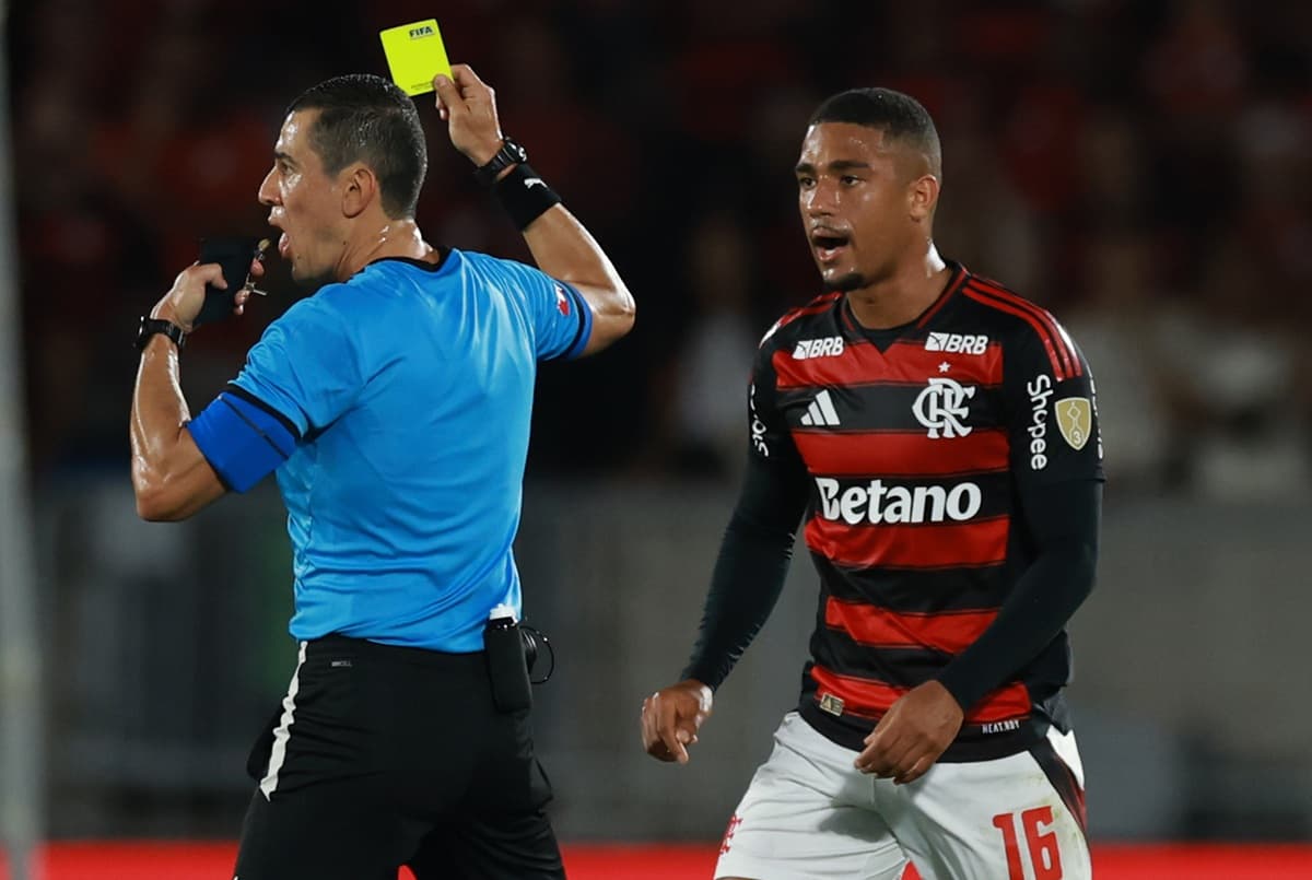 Samuel Lino reclama enquanto Andrés Rojas segura cartão amarelo em Flamengo x Estudiantes