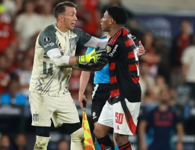 Gonzalo Plata discute com Muslera em Flamengo x Estudiantes