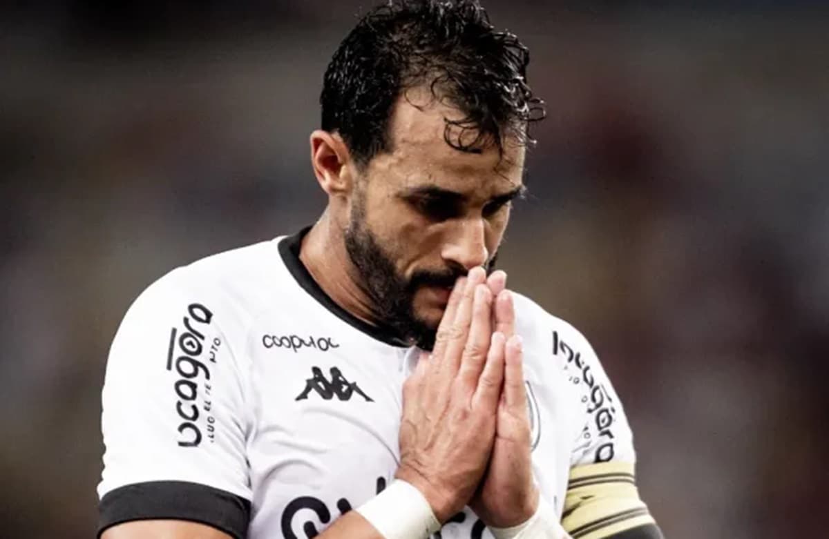 henrique dourado ex-flamengo em jogo do botafogo pb