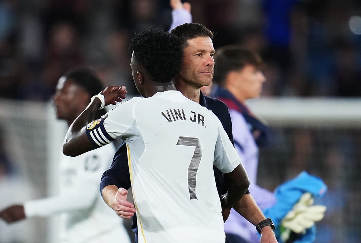 Xabi Alonso abraça Vini Jr no meio-campo após jogo entre Levante e Real Madrid
