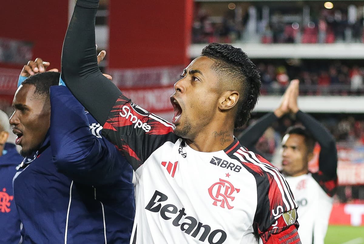Bruno Henrique ergue o punho no ar e grita para comemorar classificação do Flamengo sobre o Estudiantes
