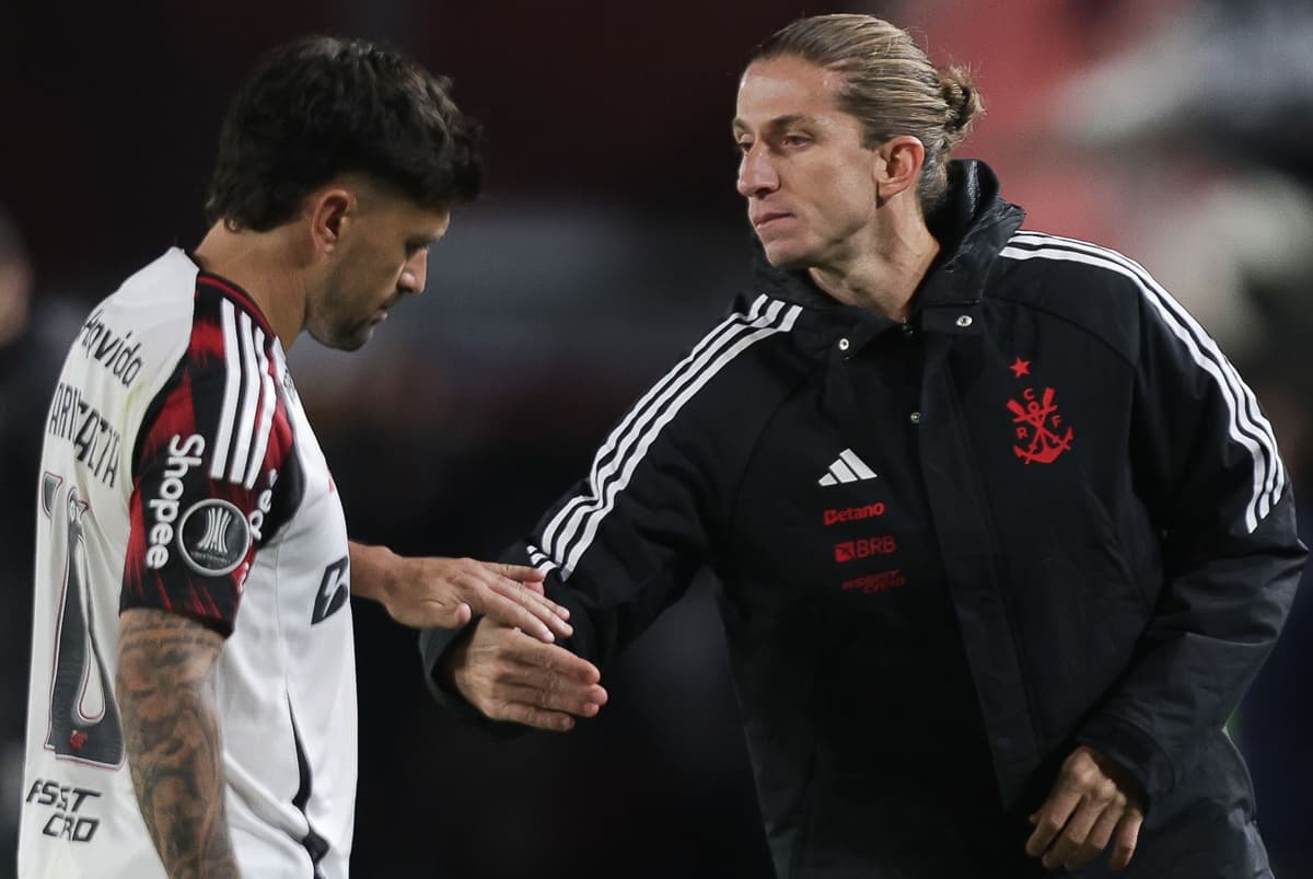 Filipe Luís cumprimenta Arrascaeta durante substituição contra o Estudiantes