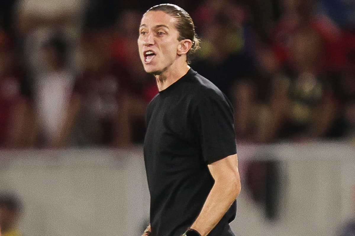 Demonstrando irritação, Filipe Luís grita à beira do campo em Flamengo x Estudiantes