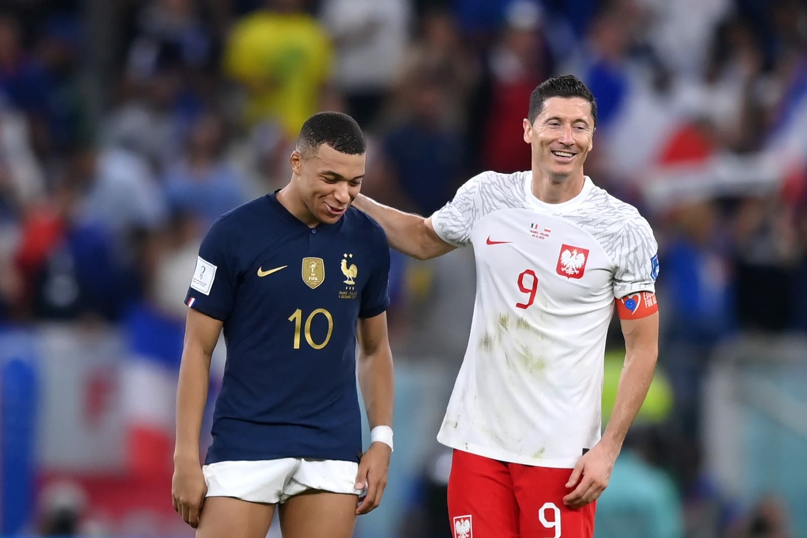 Robert Lewandowski, da Polônia, abraça Kylian Mbappé, da França, após a partida das oitavas de final da Copa do Mundo da FIFA Catar 2022 entre França e Polônia no Estádio Al Thumama em 4 de dezembro de 2022 em Doha, Catar.