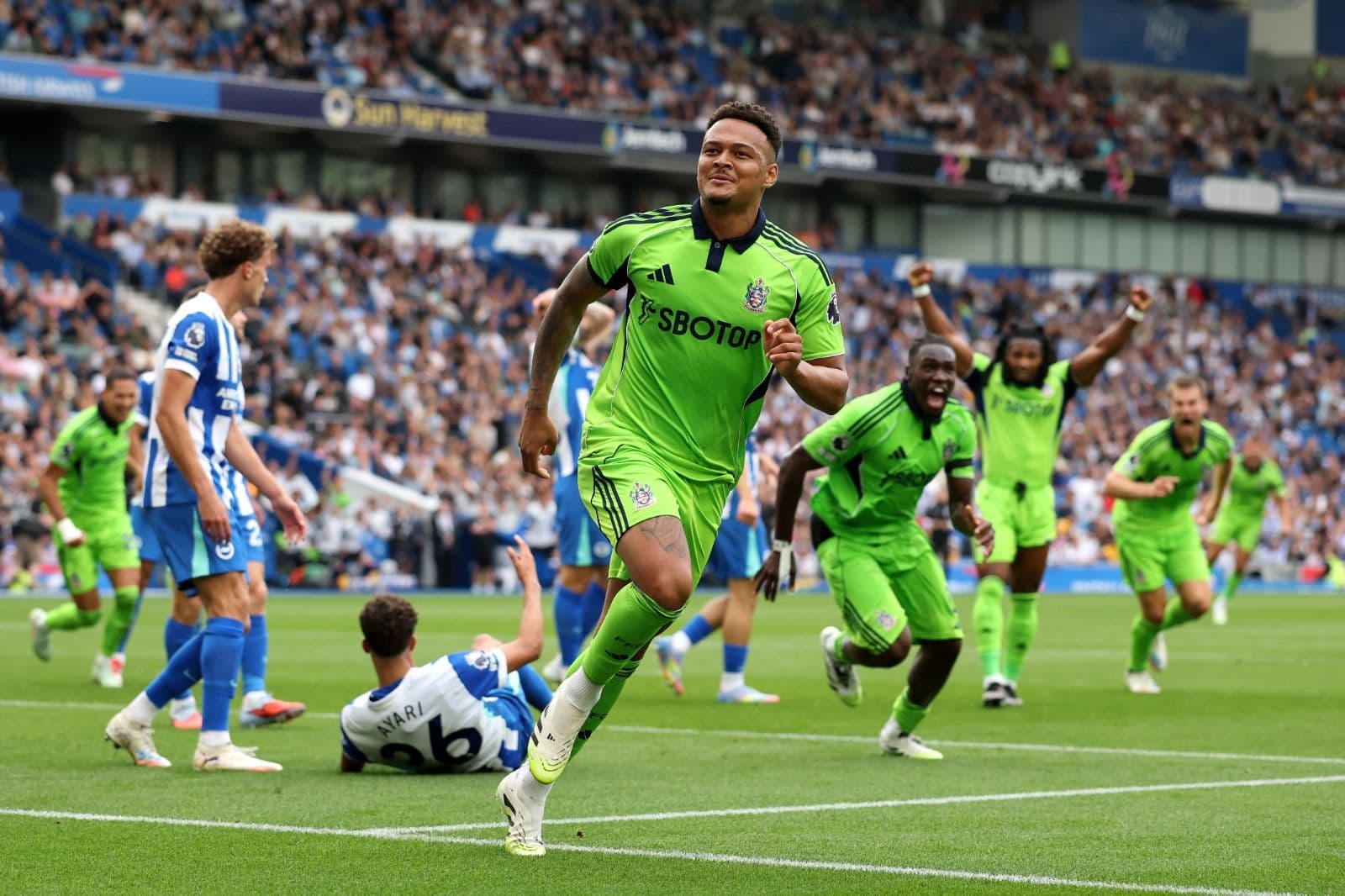 Rodigo Muniz, do Fulham, comemora o primeiro gol de sua equipe durante a partida da Premier League entre Brighton & Hove Albion e Fulham no Amex Stadium em 16 de agosto de 2025 em Brighton, Inglaterra.