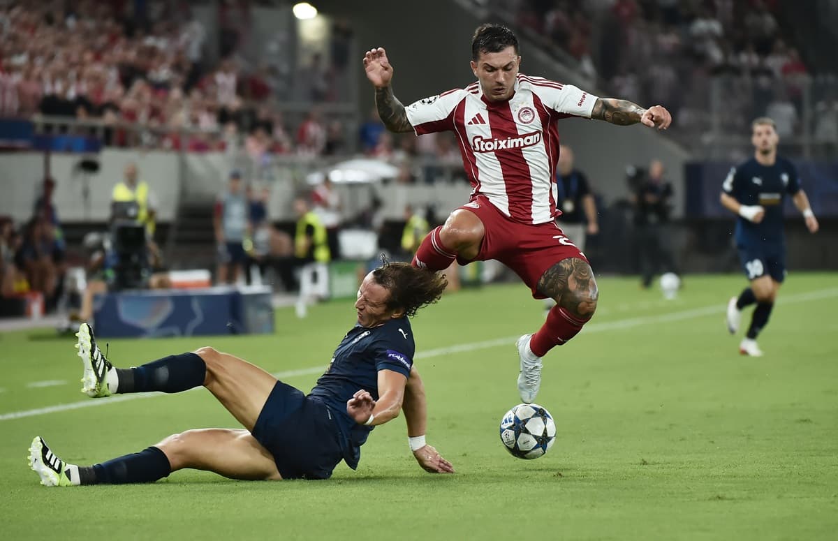 David Luiz dá carrinho em jogador do Olympiacos e é acertado na cabeça pelo joelho do adversário