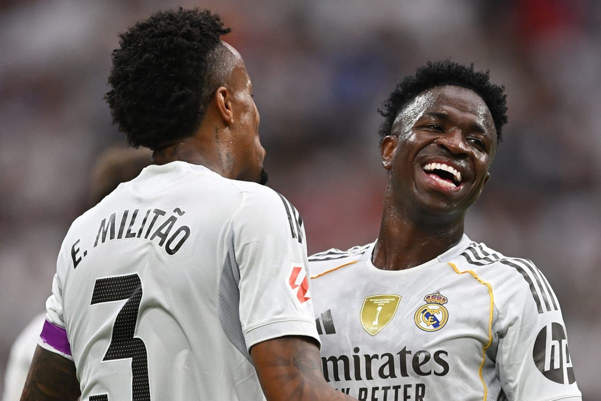 Vini Jr sorri e abraça Éder Militão em comemoração de gol do Real Madrid sobre o Espanyol