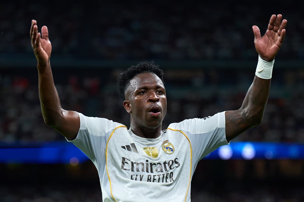 Vini Jr ergue os braços para o alto e comemora gol do Real Madrid