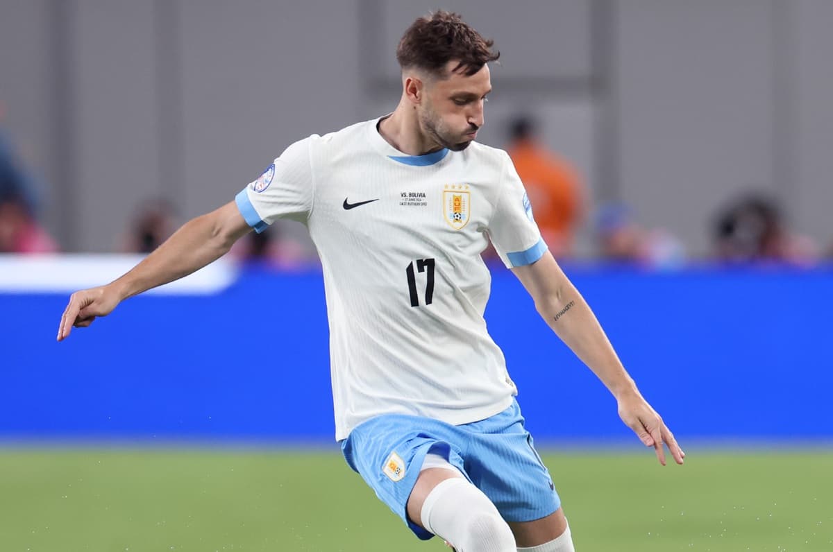 Viña olha para baixo enquanto arrisca jogada em partida do Uruguai contra a Bolívia