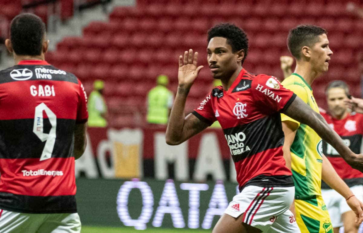 vitinho comemora gol pelo flamengo diante do defensa y justicia