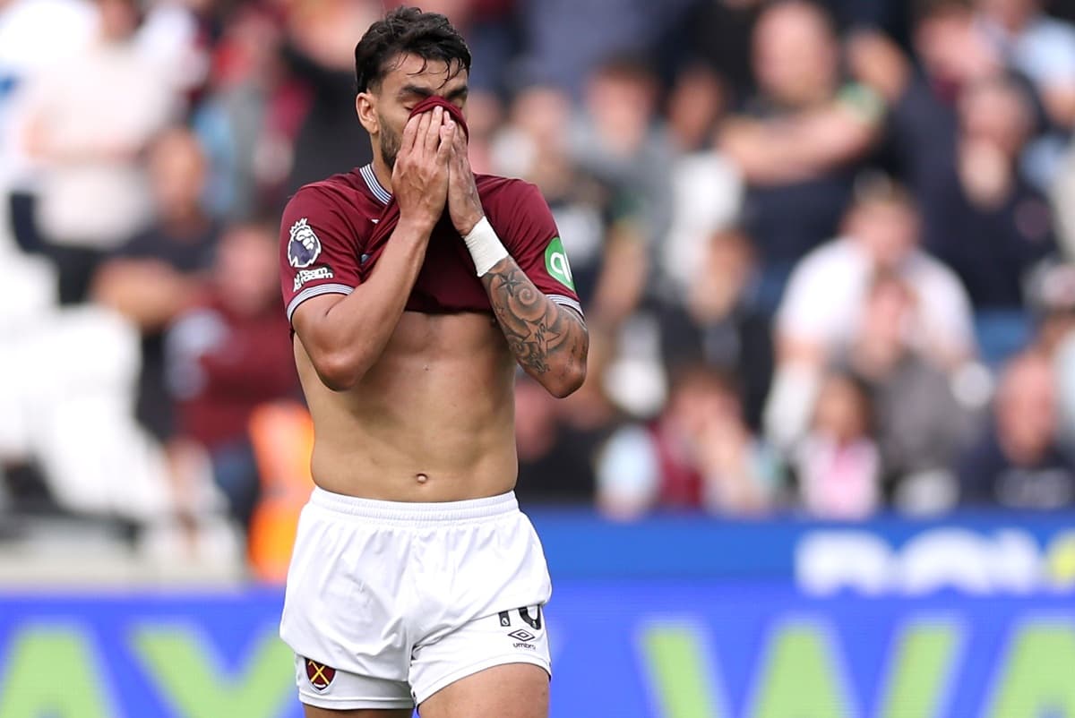 Lucas Paquetá levanta camisa e leva mãos aos olhos ao lamentar gol do Crystal Palace sobre o West Ham