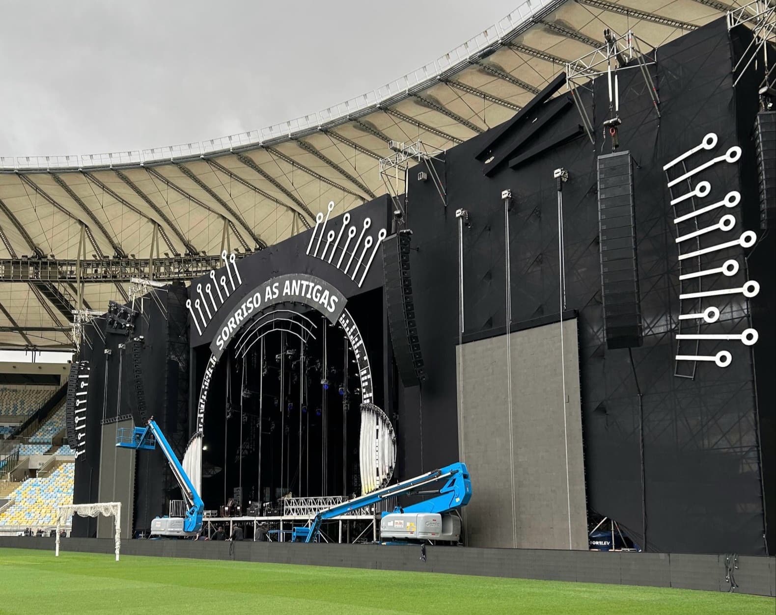 Palco do Sorriso Maroto no Maracanã montado atrás do gol