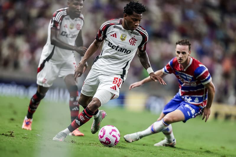Gonzalo Plata em dividida durante Fortaleza 1x0 Flamengo com Emerson Royal ao fundo