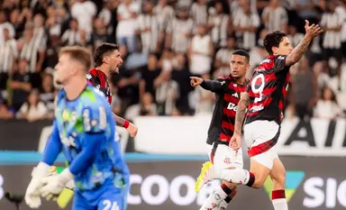 Arrascaeta, Samuel Lino e Pedro comemoram gol marcado pelo camisa 9, contra o Botafogo no Brasileirão