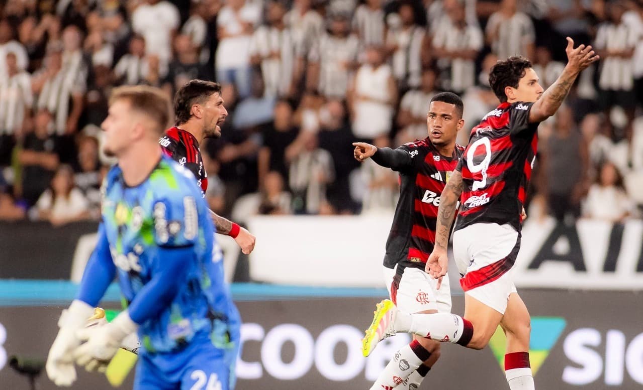 Arrascaeta, Samuel Lino e Pedro comemoram gol marcado pelo camisa 9, contra o Botafogo no Brasileirão